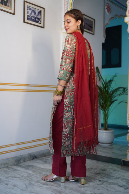 GULLISTHA Cotton Suit Set With Yoke And Border On Neck And On Sleeves With Plan Kota Doriya Dupatta