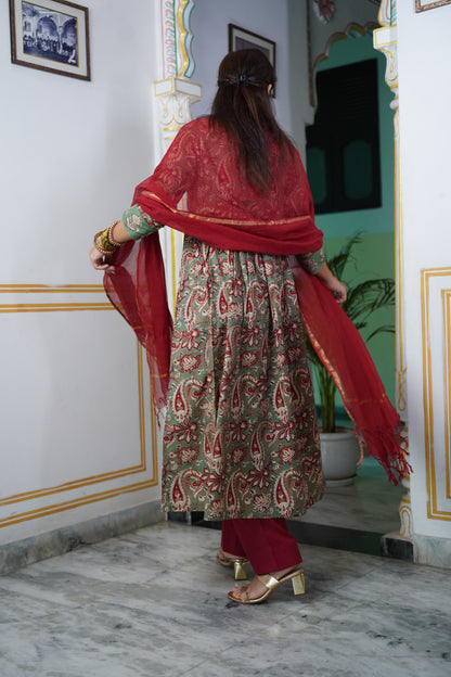 GULLISTHA Cotton Suit Set And Border On Neck And On Sleeves With Plan Kota Doriya Dupatta