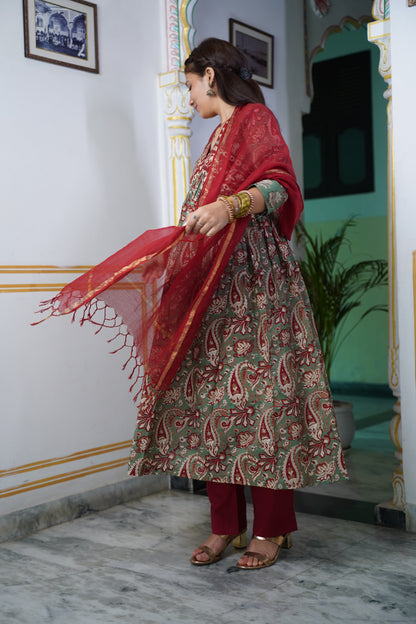 GULLISTHA Cotton Suit Set And Border On Neck And On Sleeves With Plan Kota Doriya Dupatta