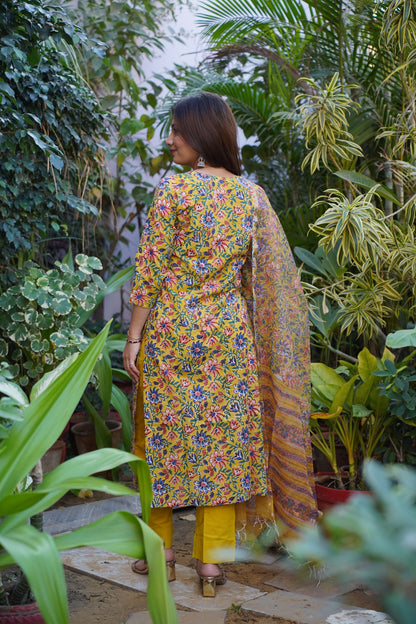 "Suhani" Straight Kurta and plan Pant with Kota doriya dupatta