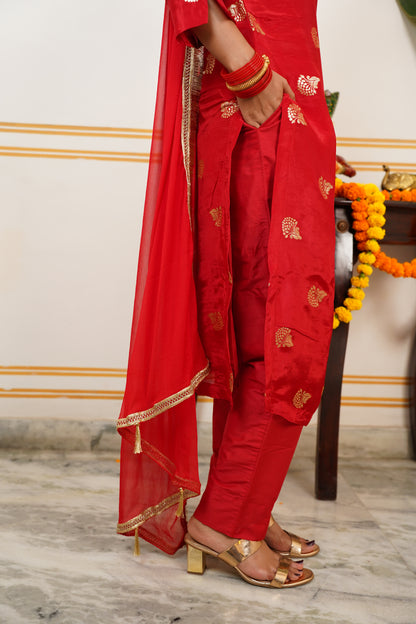 "SINDOOR" HO Silk kurti With Lining and Cotton Silk Pant With Chamunda Chiffon Golden Lace And Tussles Dupatta